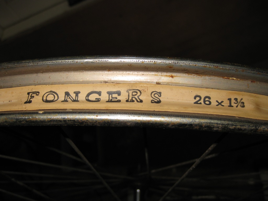 Zelfs op het velglint staat 'Fongers'