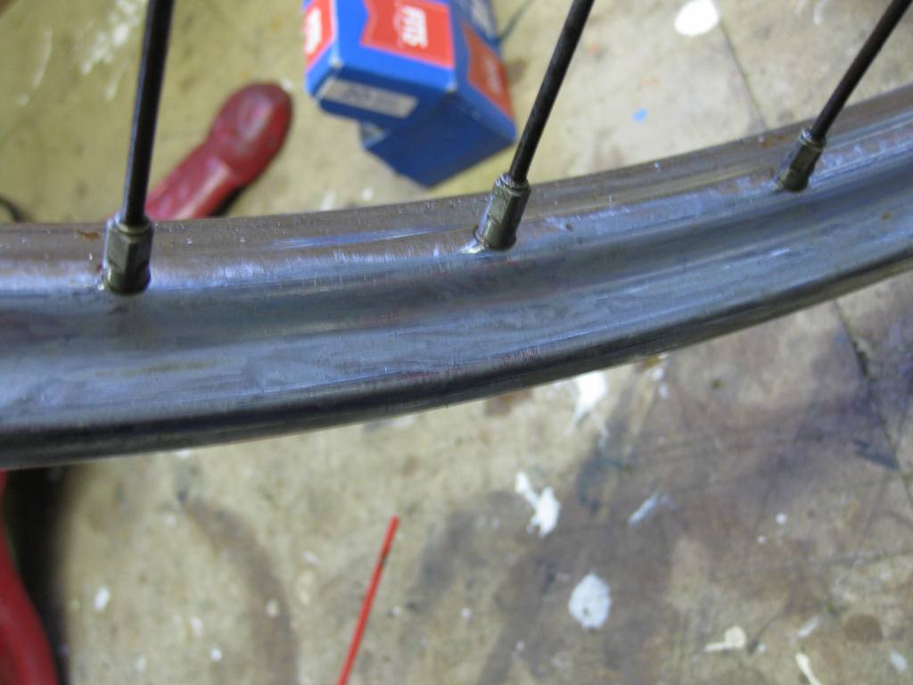 Verchroomde velg met aluminium folie gepoetst