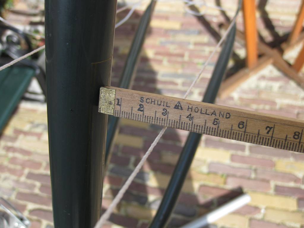 Aan beide kanten van de zadelbuis opmeten