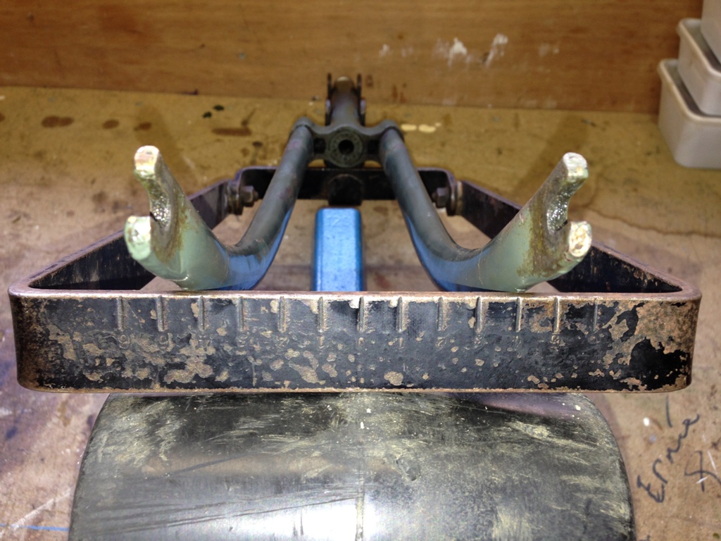 Richten tot beide vorkscheden evenwijdig aan elkaar zijn en op dezelfde afstand van elkaar liggen. De breedte van de vooras bepaald de gewenste afstand.