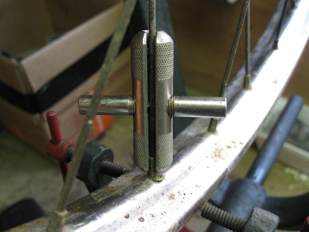 Aandraaien van de nippels op plaatsen waar het wiel niet recht is