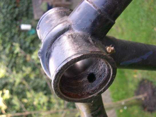 Gat voor smering niet meer op zijn plaats.