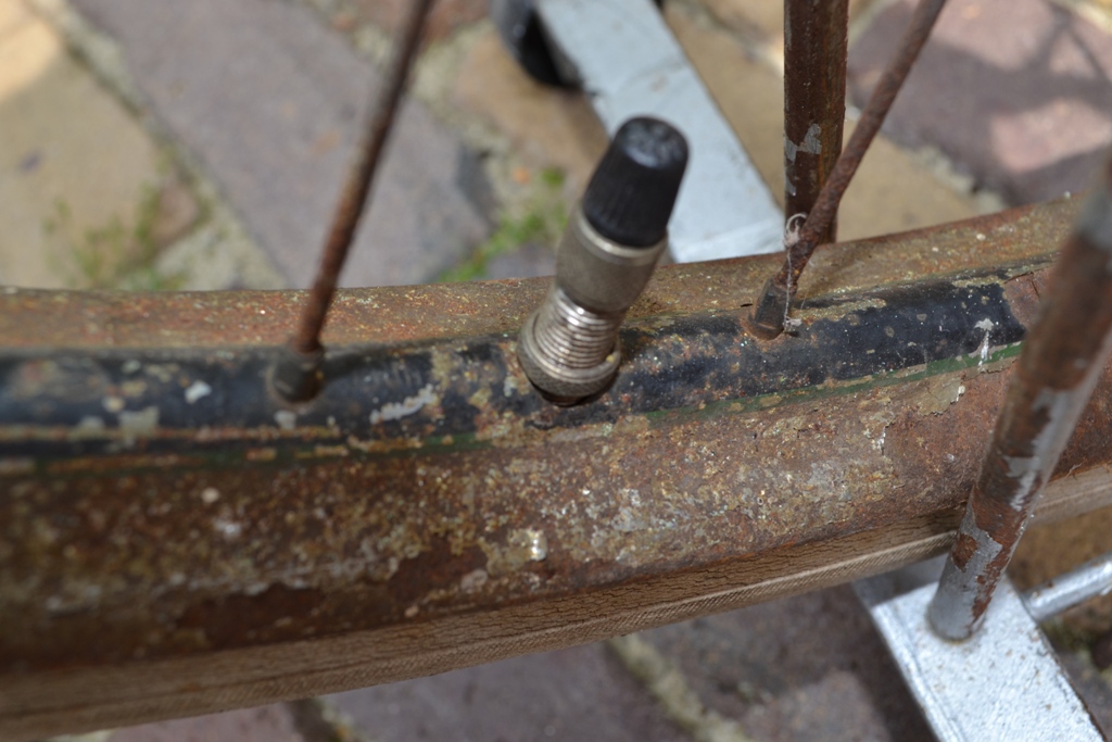 Aardig wat roest op de velgen en trommelremmen...