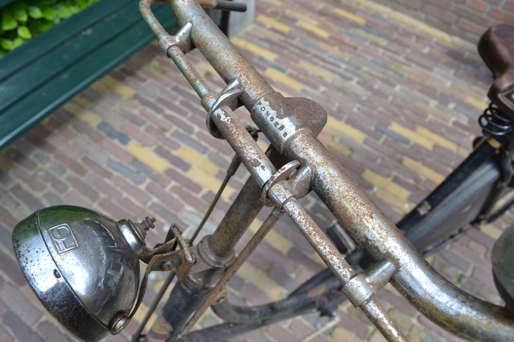 Het stuur (chroom?) is hier en daar gaan bladderen.