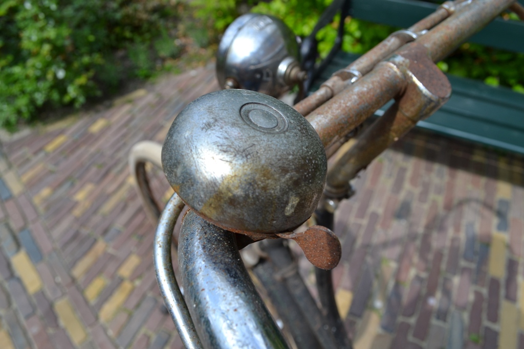 In het 'lepeltje' van de bel staat 'Joseph Lucas Birmingham' als ik het goed heb. Het rondje ontbreekt maar bel is naar alle waarschijnlijkheid origineel