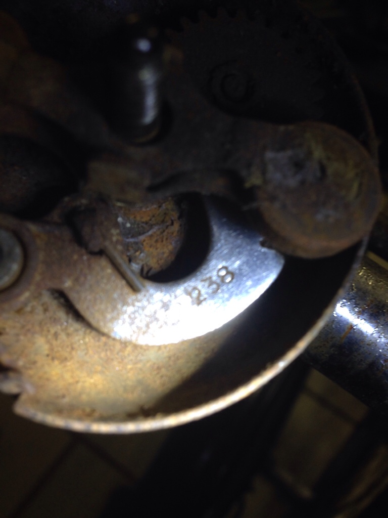 Lucas bel met in het aandrijfpalletje 238