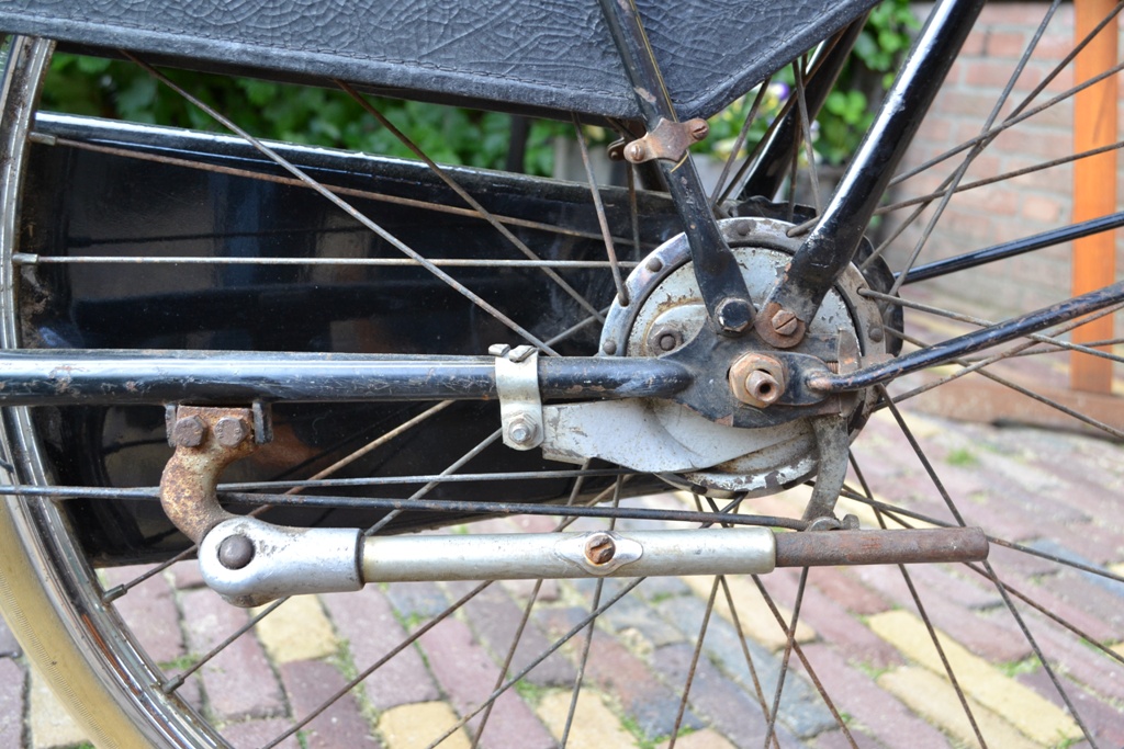 Stander waarvoor ook een speciaal bevestigingspunt is gerealiseerd. Voordeel van deze manier van monteren is dat je kan blijven fietsen met de stander uit. Omdat ik zelf jarenlang de post heb bezorgd in onder andere het mooie Norg weet ik uit ervaring dat dit erg handig is!