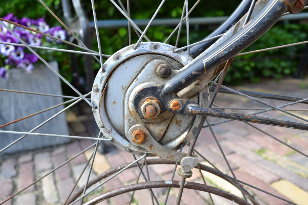 Een mooie 'voor' foto van de trommelremnaaf in het voorwiel. Ik ben nieuwsgierig naar de 'na' foto! Waarom zitten er eigenlijk vaak touwtjes om de voornaaf? Dient dat nog ergens toe?