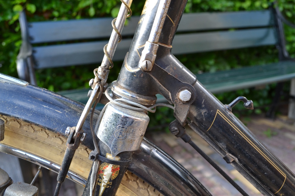 De bevestigingsbout van het remsysteem zit door de buis heen