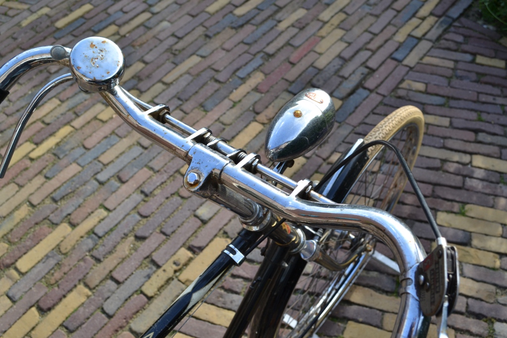 Ik zie dat ik de gebakken waaltjes nog even moet doen met de hogedrukreiniger en invegen met Dansand onkruidmijdend voegzand... Maar ja, sleutelen aan oude fietsen is veel leuker! ;-)