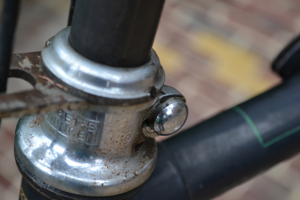 De nog te vervangen bout bij de balhoofdstrop