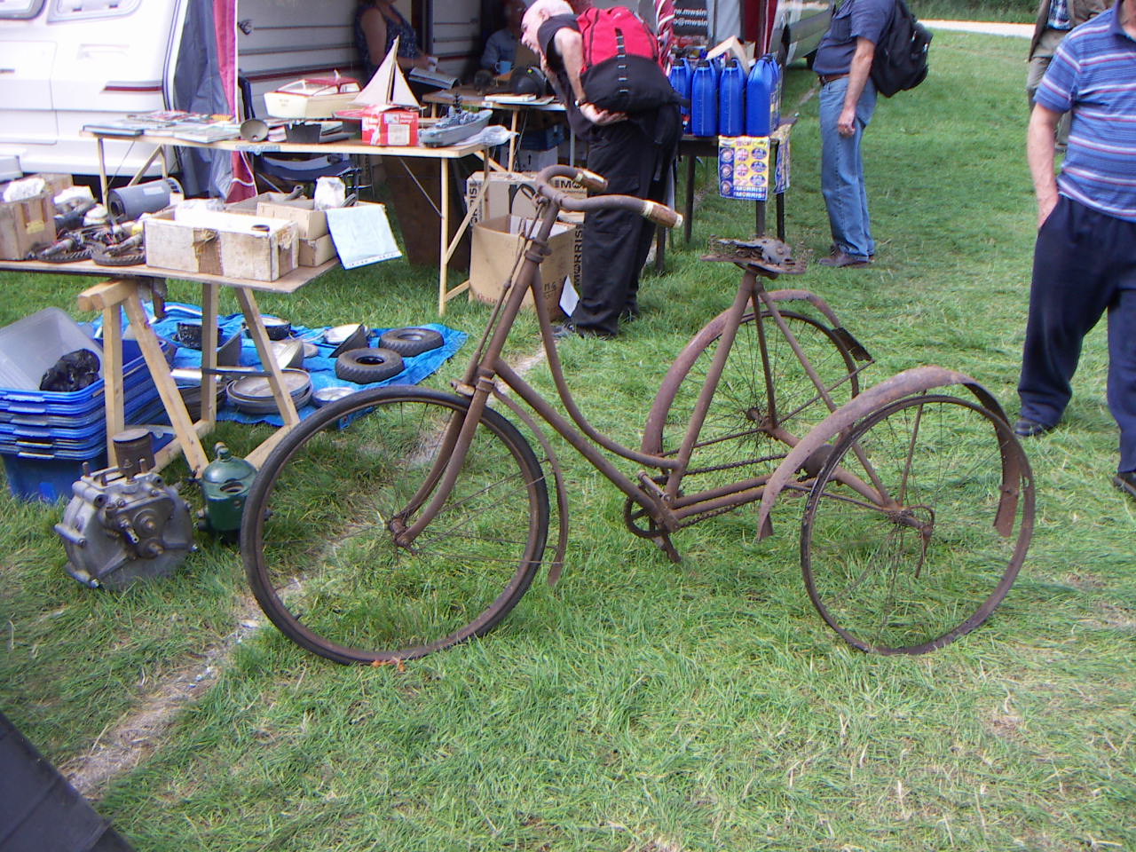 meer oud ijzer met drie wielen