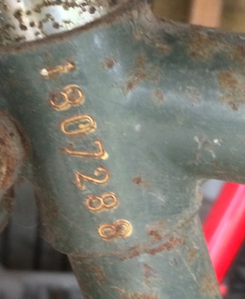 Dit frame nummer staat op de zadelbuis onder de zadelpen.