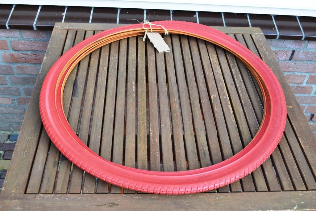 Ik ga de BB voorzien van rode Vredestein banden. 1. Gewoon omdat het kan en 2. Omdat het volgens mij gewoon super gaaf lijkt... :)