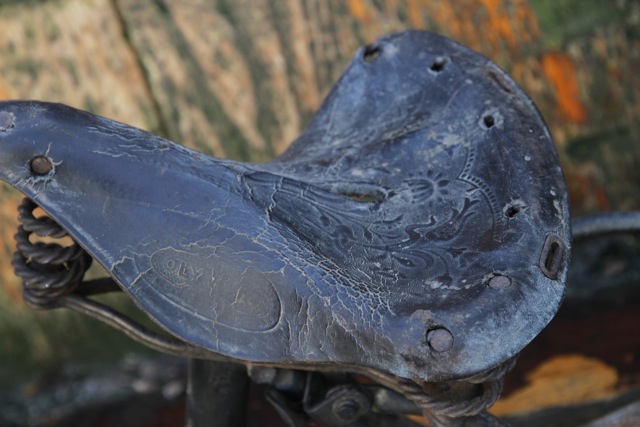 zadel met jugendstill motief