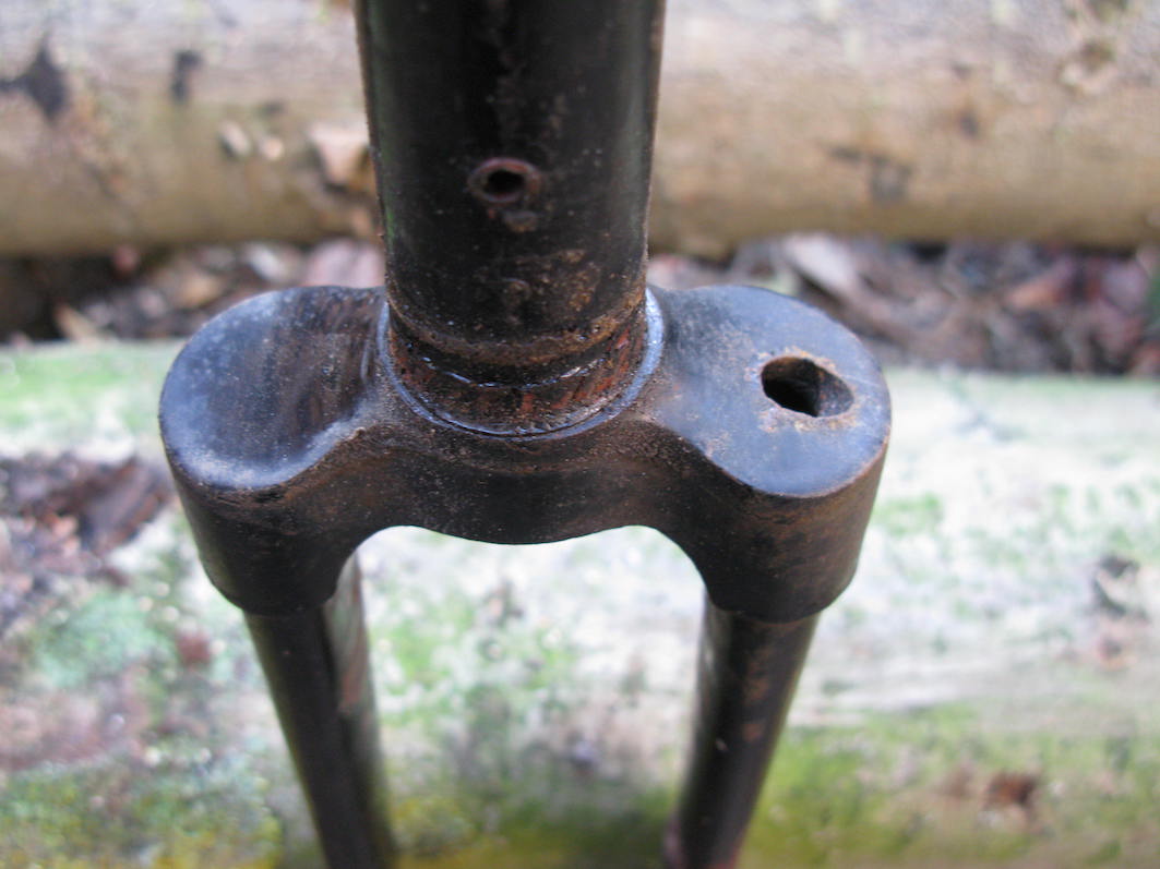 vorkkroon met gat om het verlichtingsnoertje door te kunnen steken.