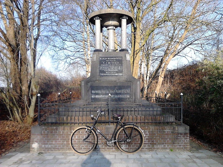 Bij het monument bij mij in de straat