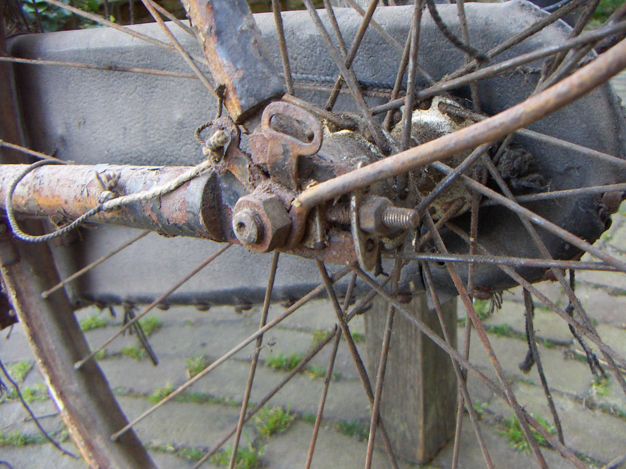 kettingspanners met gaatjes op het frame geprikt